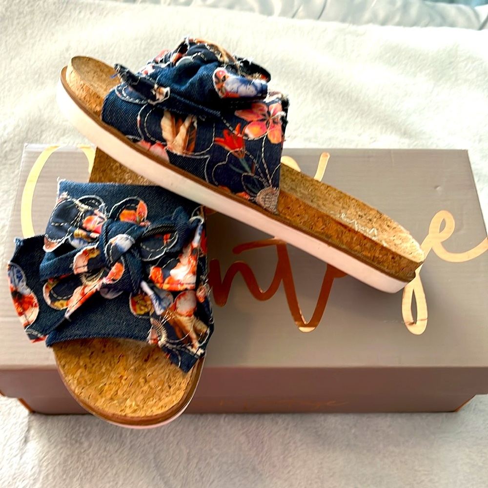 Like new women’s 6 Crown Vintage shabby chic Sandals boutique bow floral - Picture 2 of 6